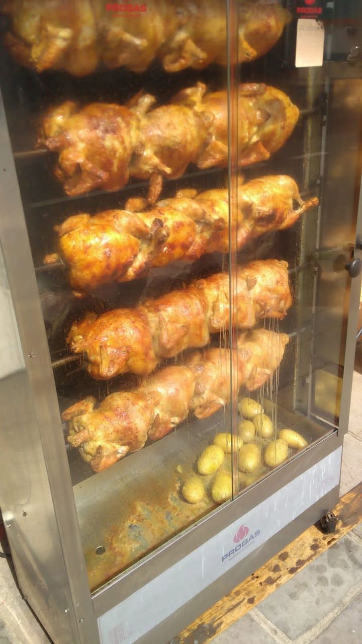 Nossos frangos assados na máquina